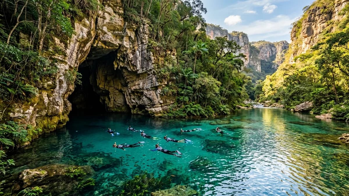 Ecoturistas flutuando nas águas turquesa da ressurgência do Rio Perdido saindo da boca de caverna calcária na Serra da Bodoquena MS em agosto