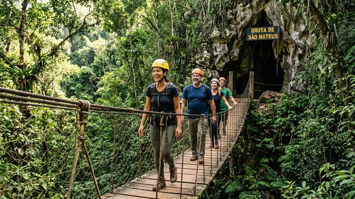 Turistas caminhando pela passarela suspensa de madeira na copa das árvores em direção à entrada da Gruta de São Mateus em Bonito MS sob a luz límpida de agosto