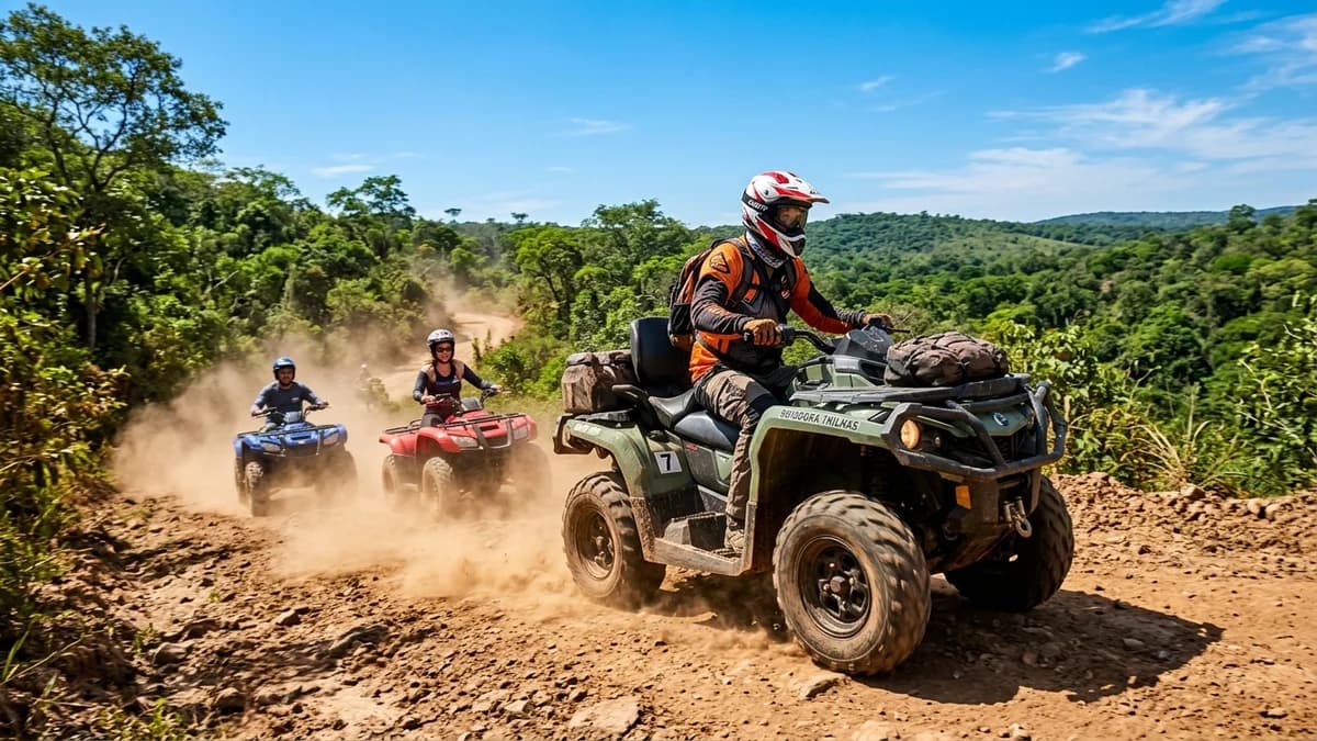 Aventureiros pilotando quadriciclos 420cc em trilha de terra e pedreira no meio da mata do Cerrado na Trilha da Boiodora em Bonito MS em setembro
