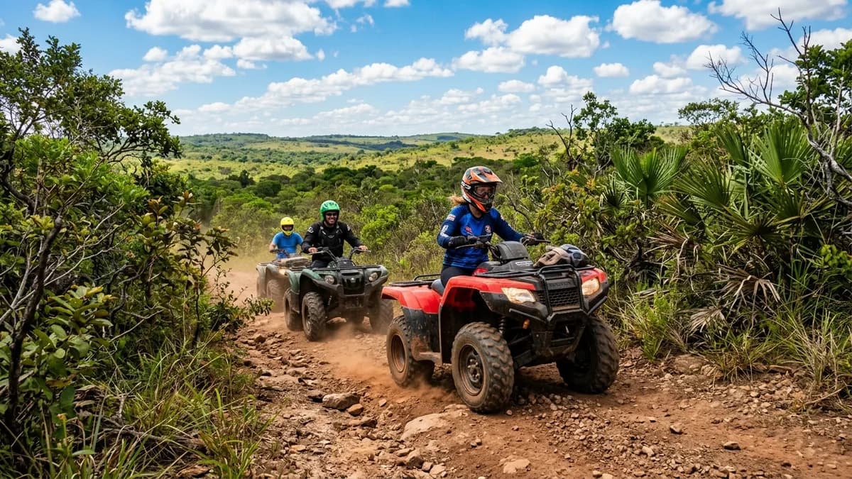 Aventureiros pilotando quadriciclo na Trilha Boiodora cercada pela vegetação nativa do Cerrado em Bonito MS em setembro