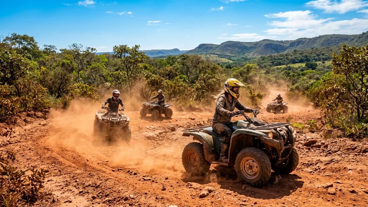 Aventureiros pilotando quadriciclos 4x4 vermelhos em trilha de poeira e pedras na Trilha da Boiodora no Cerrado de Bonito MS em agosto