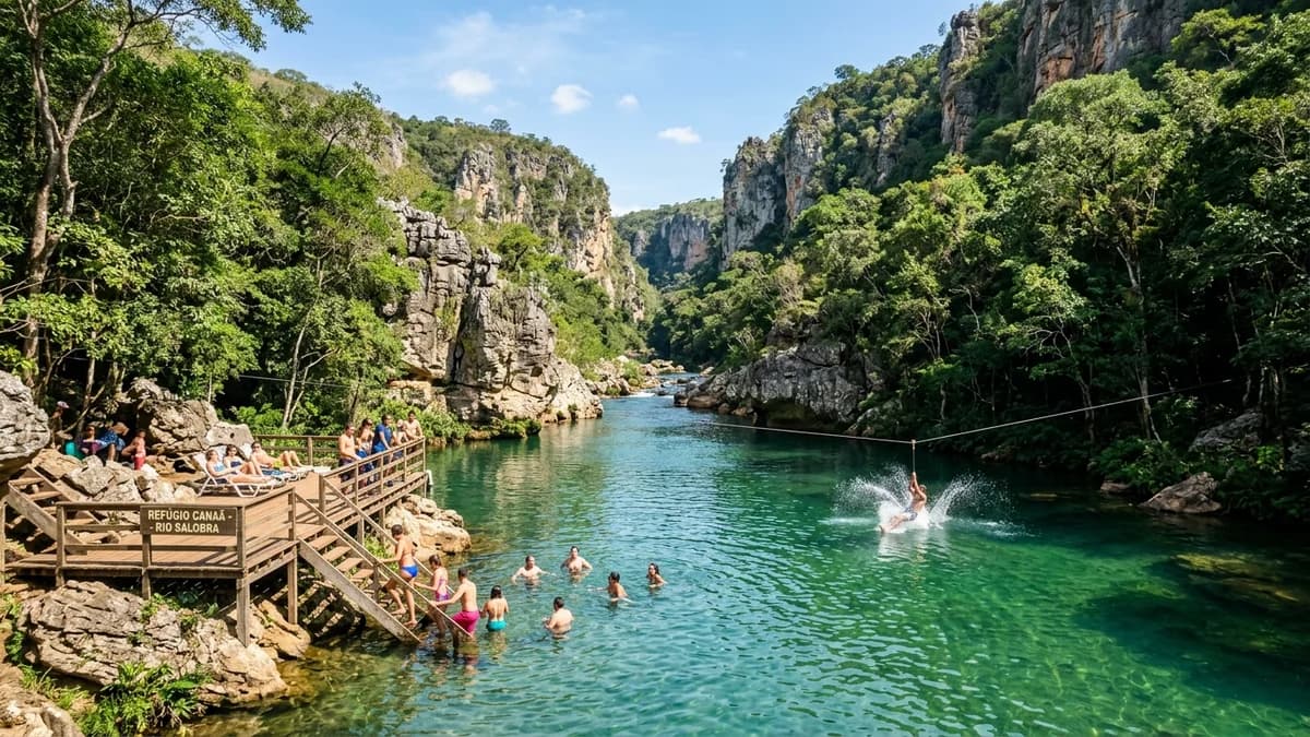 Banhistas nadando nas águas verde-esmeralda do Refúgio Canaã no cânion rochoso do Rio Salobra em Bodoquena MS com tirolesa aquática em agosto