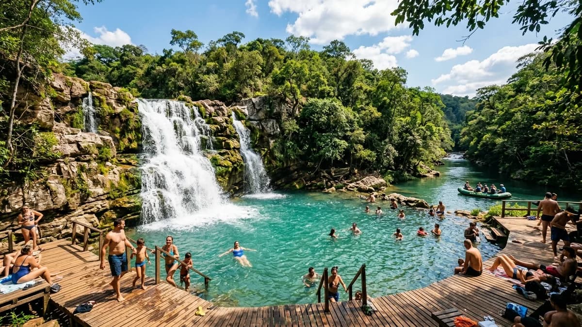 Cachoeira cristalina turquesa no complexo da Serra da Bodoquena MS com turistas nadando em deques de madeira e bote inflável no Rio Betione em setembro