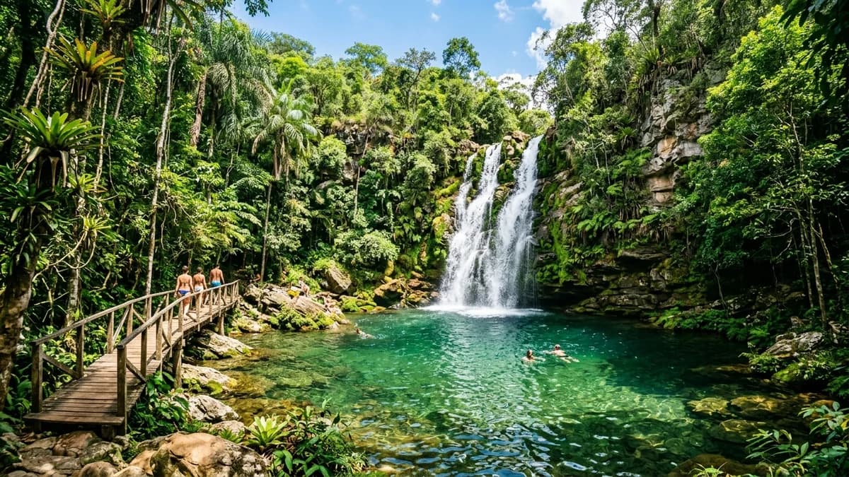 Cachoeira cristalina com piscina natural e mata atlântica preservada na Serra da Bodoquena perto de Bonito MS